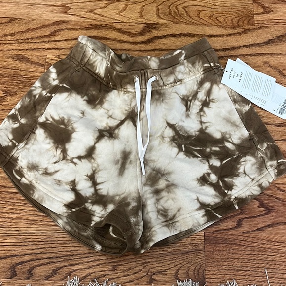 Lululemon shorts - Picture 3 of 9